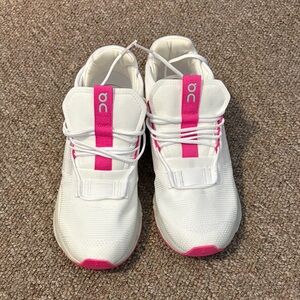 NWOT On Running Women's Cloudnova sneakers